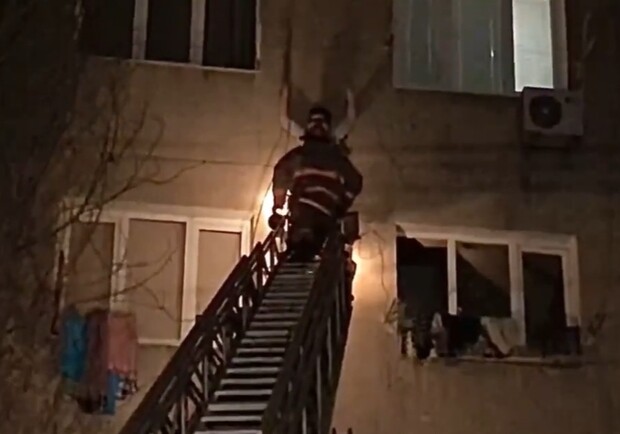 На Одещині рятувальники зняли жінку з кондиціонера (відео). 