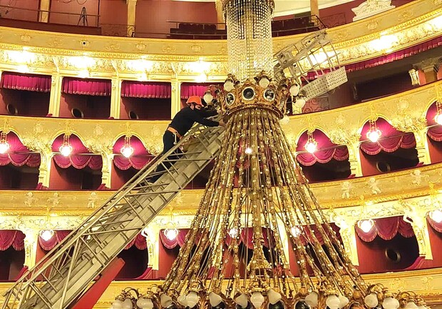 В Одесском оперном сняли люстру. 