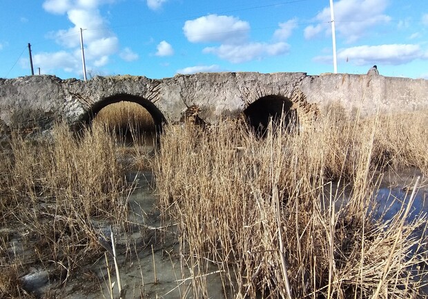 Под Одессой разрушается старинный мост. 