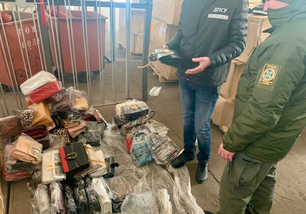 Нелегальные Gucci и Prada: иностранец пытался ввезти в Одессу "брендовые" сумки. 