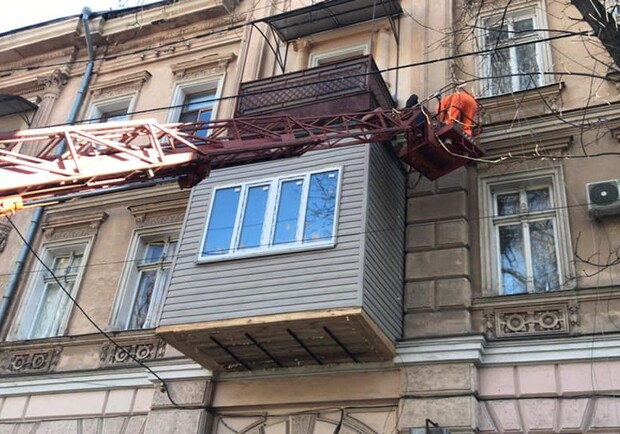 В Одесі прибрали вагонку з балкона-сковречника, який спотворював будинок-пам'ятник архітектури. 