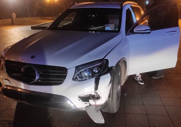 Пьяный водитель Mercedes устроил покатушки у одесской мэрии (видео). 
