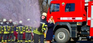 В Запорожье спасатель устроил трогательное гендер-пати в День влюбленных