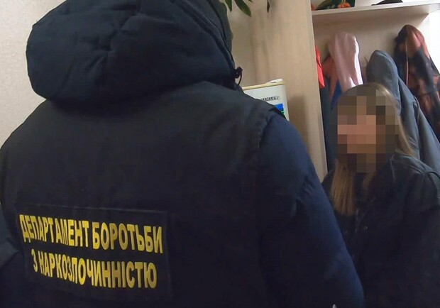 В Одесі затримали 20-річну наркодилерку, яка торгувала на вулиці.