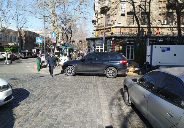Автохами в Одесі: свіжа фотопідбірка дуже поганого паркування за тиждень. 