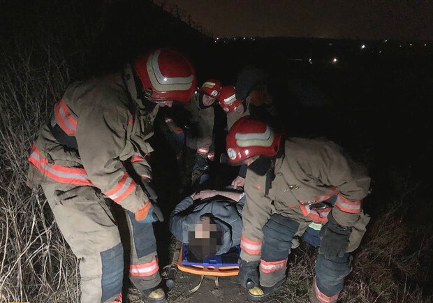 Сломанная челюсть и сотрясение: под Одессой мужчину сбил грузовой поезд. 