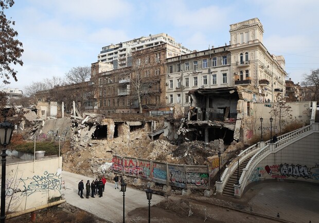 В Одессе хотят прикрыть баннером руины на Деволановском спуске. 