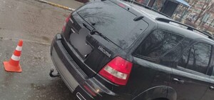 Під Києвом автомобіль кілометр тягнув чоловіка, що зачепився за фаркоп