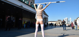 В Киеве полуголая активистка Femen с косой призывала не паниковать