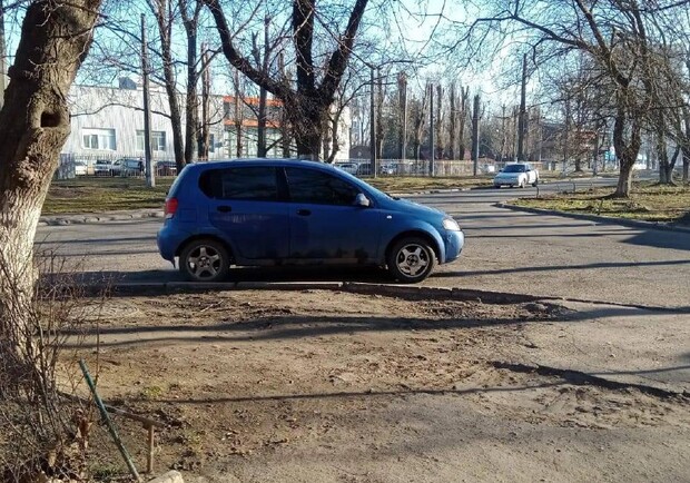 Автохами в Одесі: свіжа фотопідбірка дуже поганого паркування за тиждень - фото