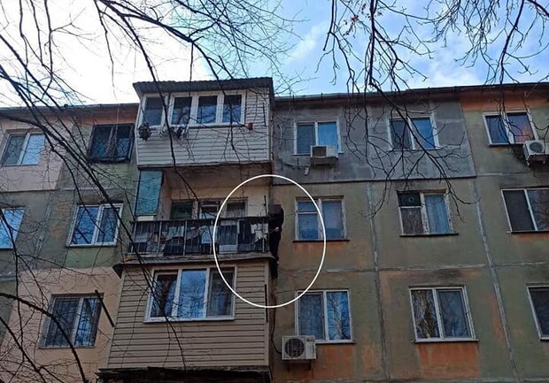 Висел на балконе: в Одессе патрульные задержали домушника. 