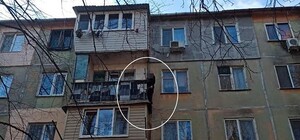Висел на балконе: в Одессе патрульные задержали домушника