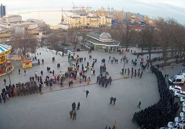 В Одессе возле Дюка военных и полицию подготовили к патрулированию города. 