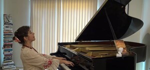 Американская пианистка, которая родилась в Одессе, записала для украинцев 