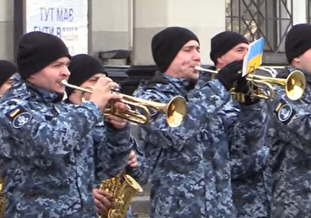 В Одесі на вокзалі військовий оркестр виконав гімн України. 