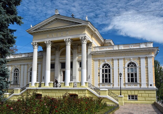 Одесский музей передал украинской армии деньги, собранные на новое хлранилище амфор. 