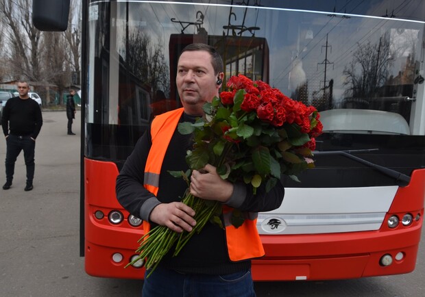 У громадському транспорті одеситкам сьогодні дарували квіти. 