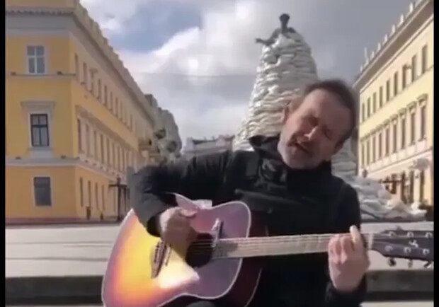 Вакарчук заспівав одну зі своїх популярних пісень на тлі Дюка в Одесі.