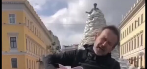 Вакарчук спел одну из своих популярных песен на фоне у Дюка в Одессе