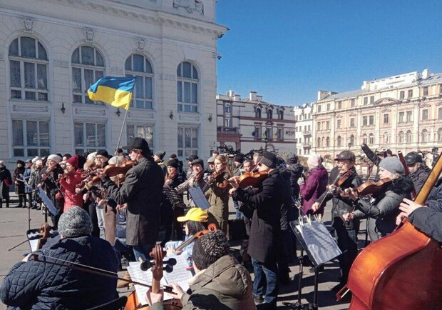 Возле Оперного в Одессе устроили концерт за мир в Украине. 