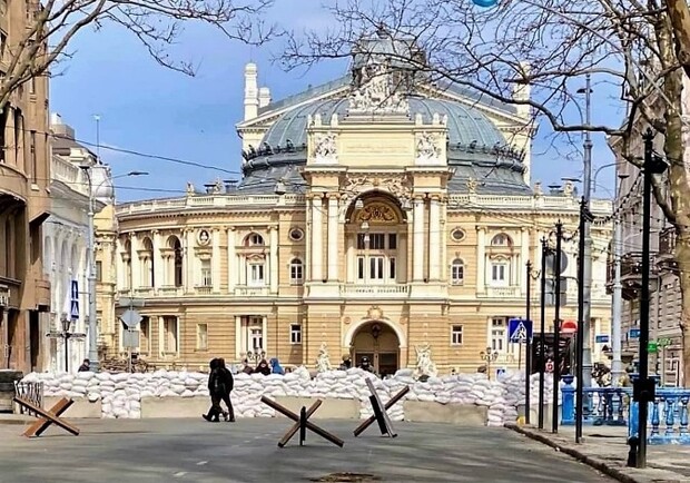 Окупанти розповсюджують фейк про замінування Оперного театру в Одесі. 