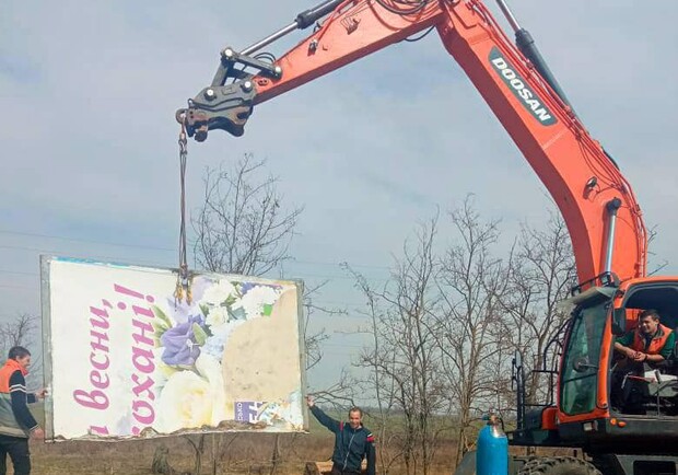 В Одесской области сносят незаконные билборды. 