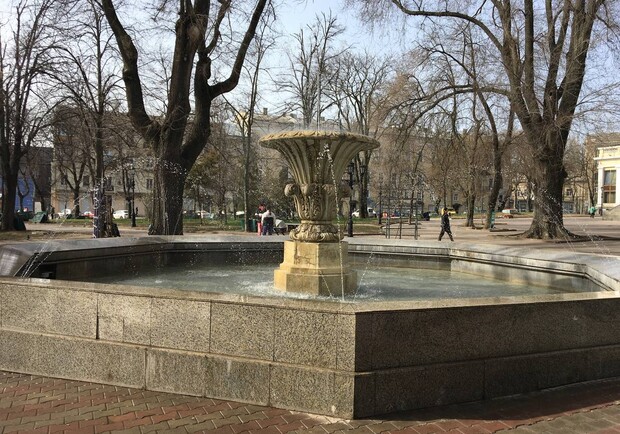 В Одессе cтали запускать фонтаны после зимы. 