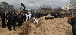 В Буче началась эксгумация тел из братской могилы: часть уже осмотрели