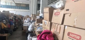 Переселенцы могут бесплатно взять одежду, обувь, постельное, игрушки в Гуманитарном центре 