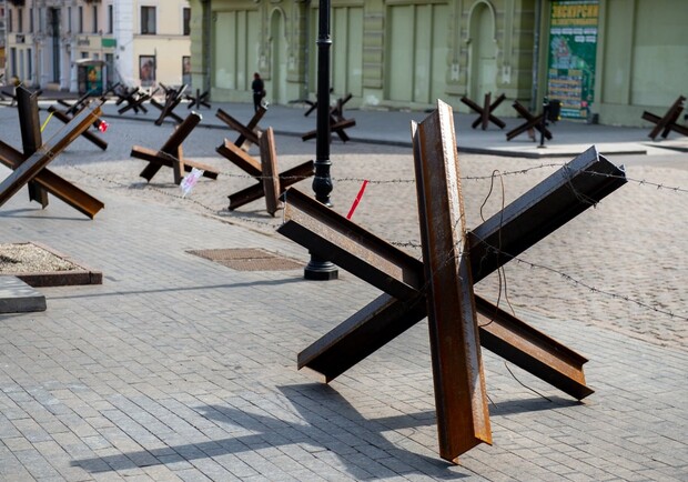 В Одессе переставляют баррикады: горожан просят не вести съемку. 