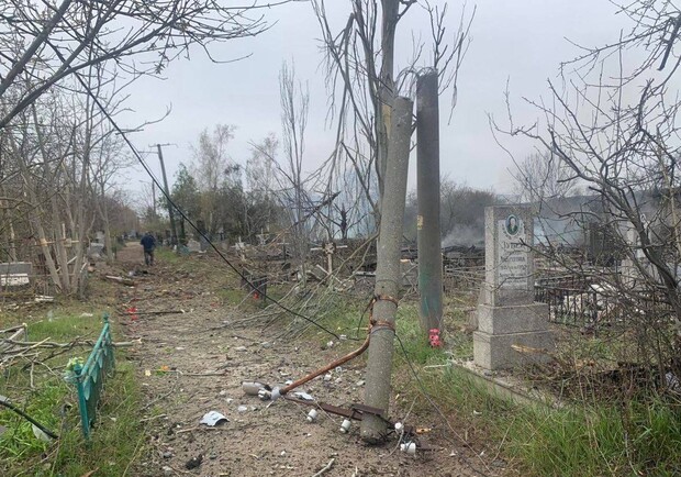 Оккупанты обстреляли кладбище в Одессе: пострадало более 1000 квадратных метров территории  - фото