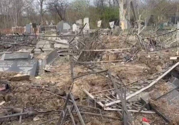 Из-за попадания ракеты на кладбище в Одессе серьезно пострадала женщина