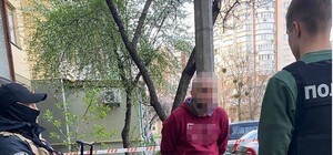 На Оболоні чоловік влаштував стрілянину в під’їзді багатоповерхівки 