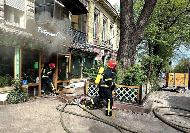 На Дерибасовской загорелся ресторан. 