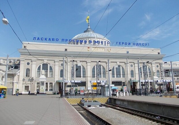 На время продленного комендантского часа в Одессе закроют железнодорожный вокзал. 