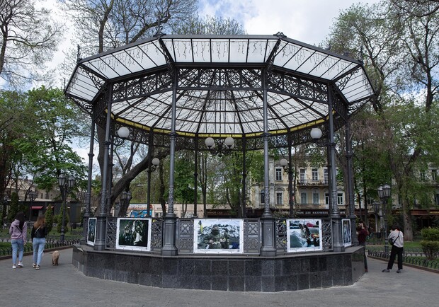 В Одессе открылась выставка украинской военной фотографии "Бок о бок". 