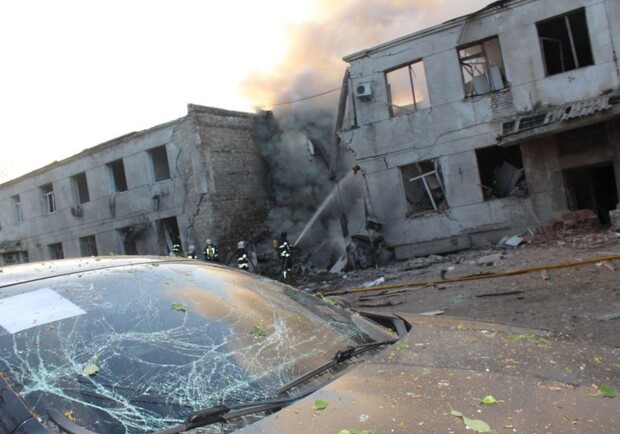 Последствия и свидетельства ракетного удара по общежитию в Одессе. 