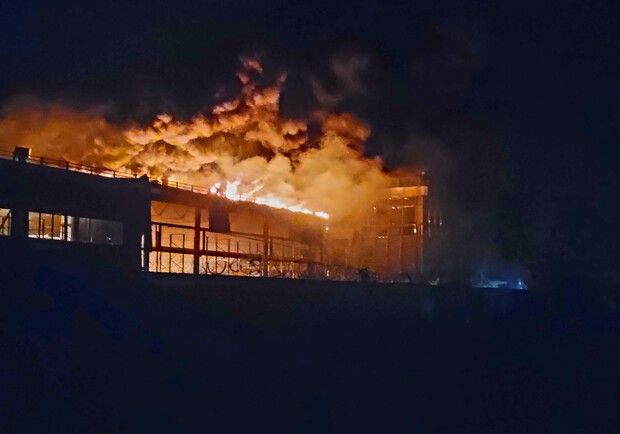 Увечері 9 травня в Одесі знову прогриміли вибухи: горять ТЦ та склад готової продукції. 