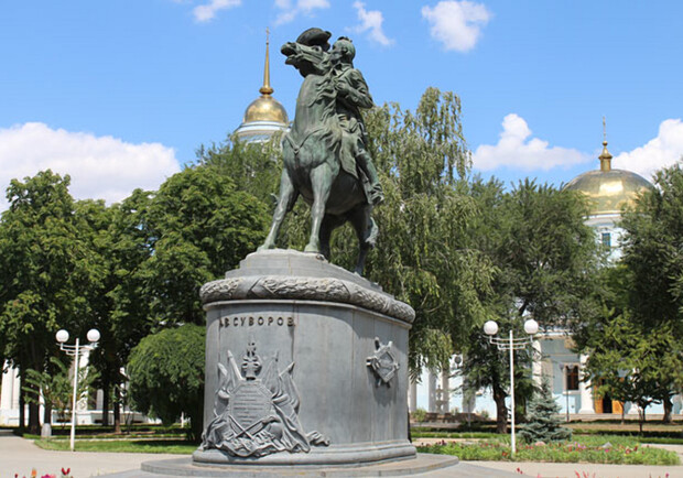 В Ізмаїлі перейменують проспект Суворова, а пам'ятник полководцю сховають за парканом. 