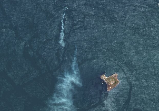 Після ударів ЗСУ: острів Зміїний показали на фото із супутника. 