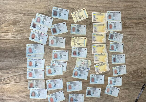 В Одесі "накрили" банду, яка продавала фальшиві водійські документи. 