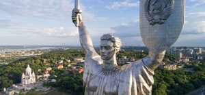 Чи будуть демонтувати радянський герб із монумента 