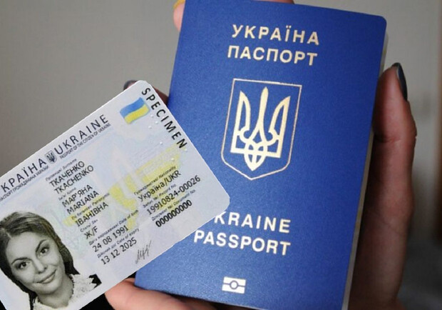 Теперь украинцы могут одновременно оформить ID-карту и загранпаспорт. 