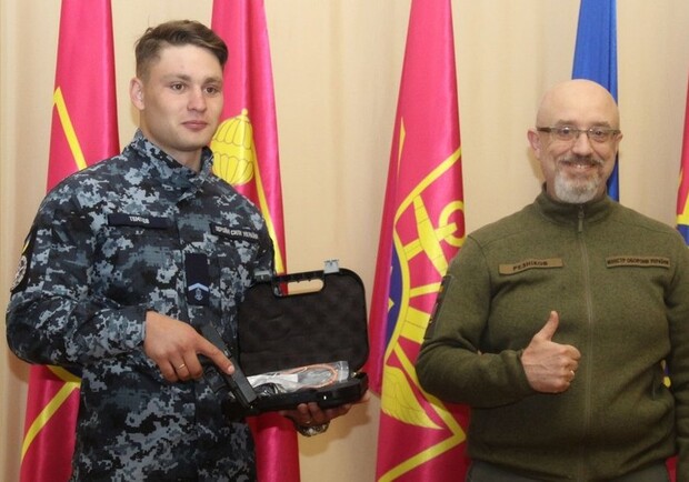 Моряк із Одеської області, який збив літак ворога, отримав іменну зброю. 