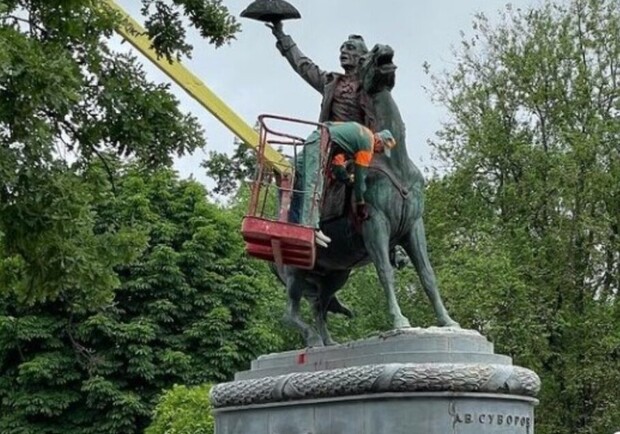 В Одесской области неизвестные снова облили краской памятник Суворову. 