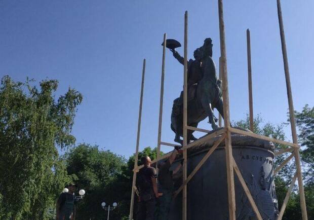 Пам'ятник Суворову в Ізмаїлі вирішили заховати за парканом. 