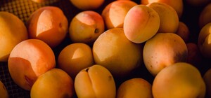 За скільки продають абрикоси у Львові 