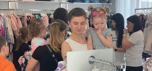 У Дніпрі подарували одяг та іграшки дітям, яких привезли із зони бойових дій