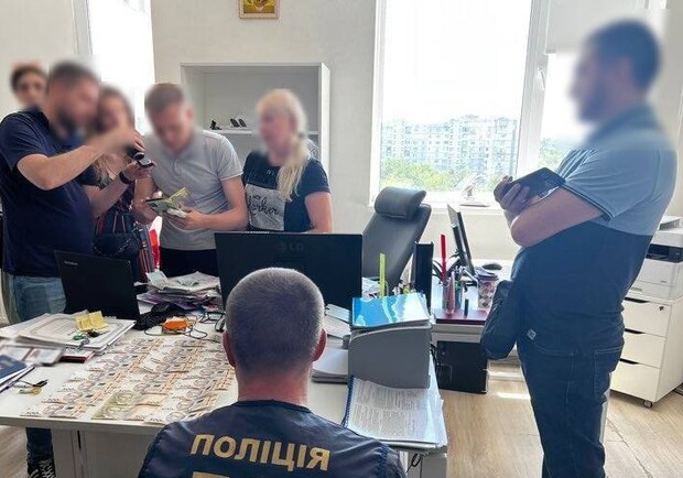 В Одесі на хабарі потрапила чиновниця міськради - фото