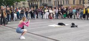 Як під час війни розважають публіку вуличні музиканти у Львові – відео 